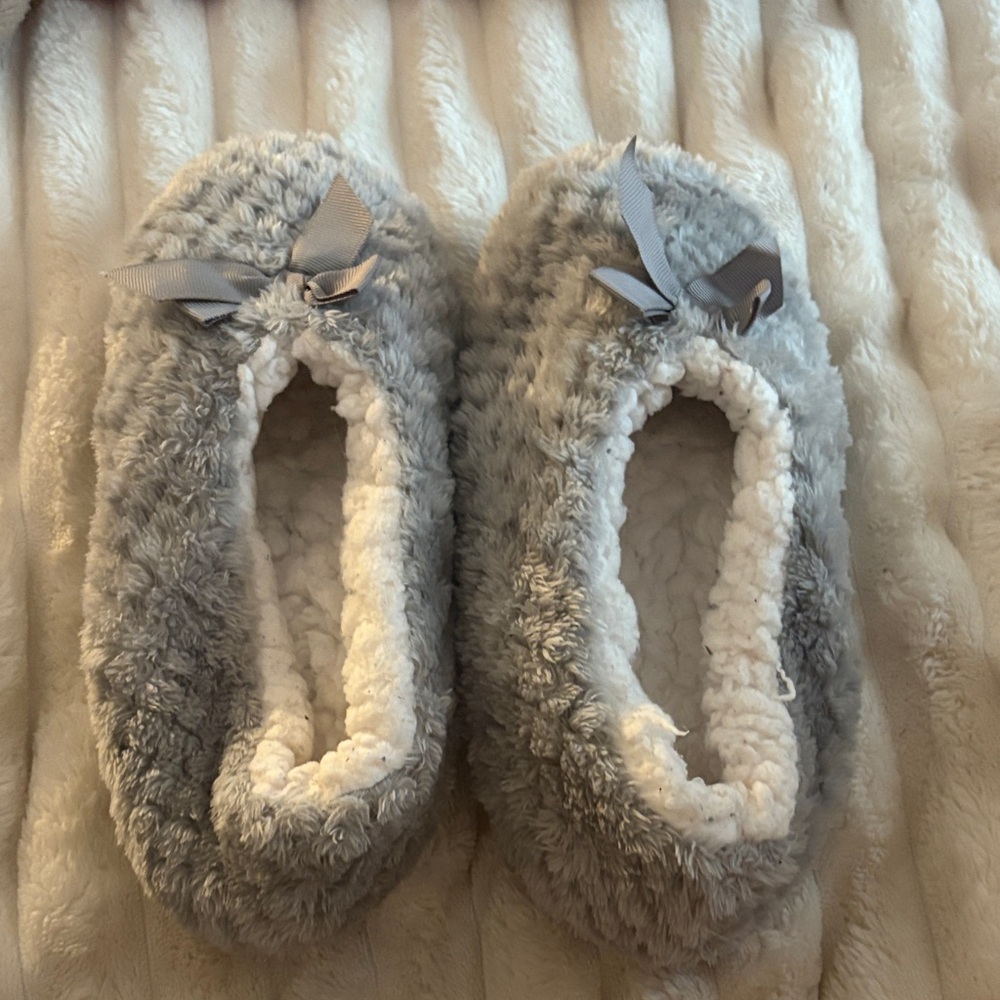 Chirpy Socks Cozy Gray Fuzzy Slippers